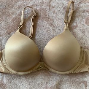 Victoria’s Secret bombshell 32A bra
